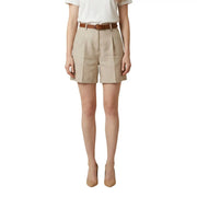 Beigefarbene, plissierte Polyester-Shorts von Artigli für Damen mit braunem Ledergürtel, geeignet für Frühling und Sommer