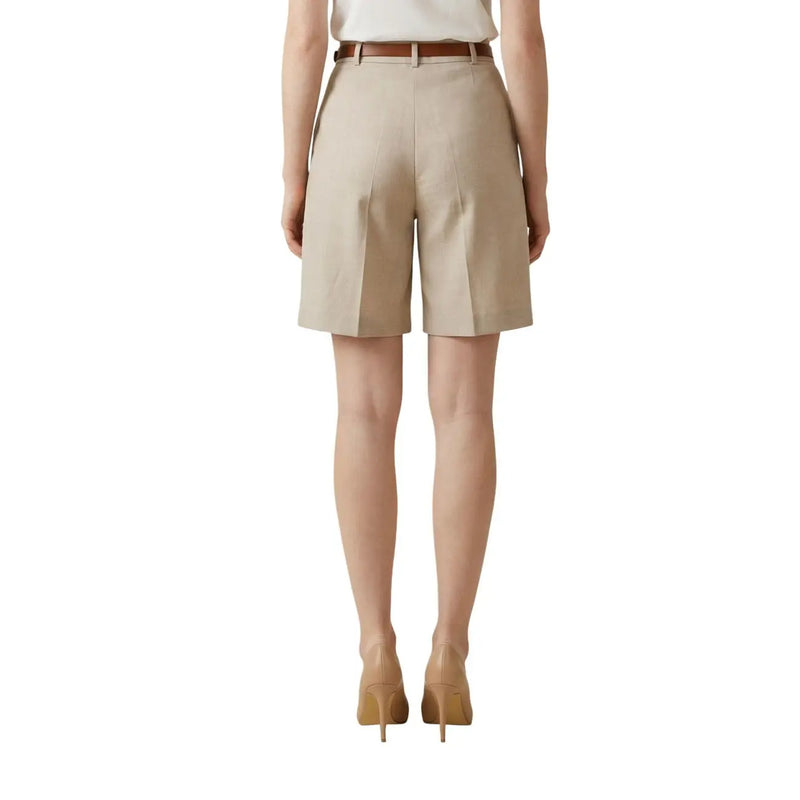Beigefarbene, hochgeschnittene Polyester-Shorts von Artigli für Damen mit taillierten Falten und braunem Ledergürtel für Frühling und Sommer