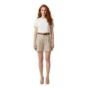 Beigefarbene, plissierte Polyester-Shorts von Artigli für Damen mit braunem Ledergürtel – perfekt für Frühling und Sommer.