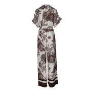 Artigli Damen-Jumpsuit aus beigefarbener Viskose mit Blumenmuster, V-Ausschnitt, kurzen Ärmeln und weißem und braunem Pflanzenprint sowie Gürtel in der Taille.