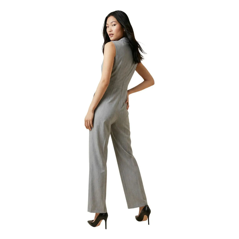 Grauer, ärmelloser Jumpsuit von Artigli mit V-Ausschnitt, elegantem Schnitt und weit geschnittener Nadelstreifenhose.