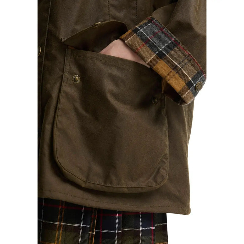 Barbour Damen-Blazer aus beigefarbenem Baumwollwachs mit brauner Wachsjacke mit karierten Manschetten und Tartanhose.