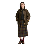 Olivgrüne, gewachste Baumwoll-Feldjacke mit kariertem Futter und goldfarbenem Reißverschluss von Barbour, beigefarbener Bedale-Blazer aus gewachster Baumwolle für Damen