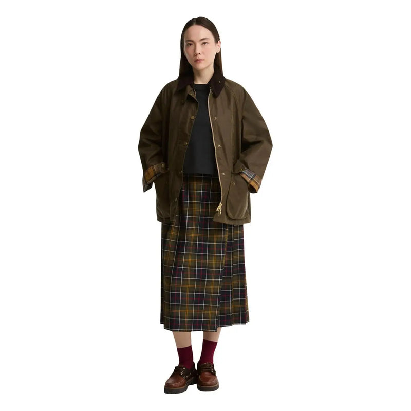 Olivgrüne, gewachste Baumwoll-Feldjacke mit kariertem Futter und goldfarbenem Reißverschluss von Barbour, beigefarbener Bedale-Blazer aus gewachster Baumwolle für Damen