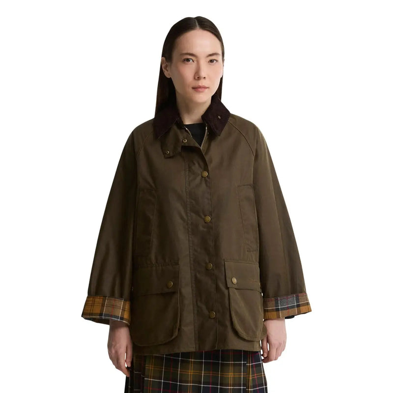 Olivgrüne, gewachste Baumwoll-Feldjacke mit dunkelbraunem Kragen und karierten Manschetten von Barbour, beigefarbener, gewachster Baumwollblazer Bedale für Damen
