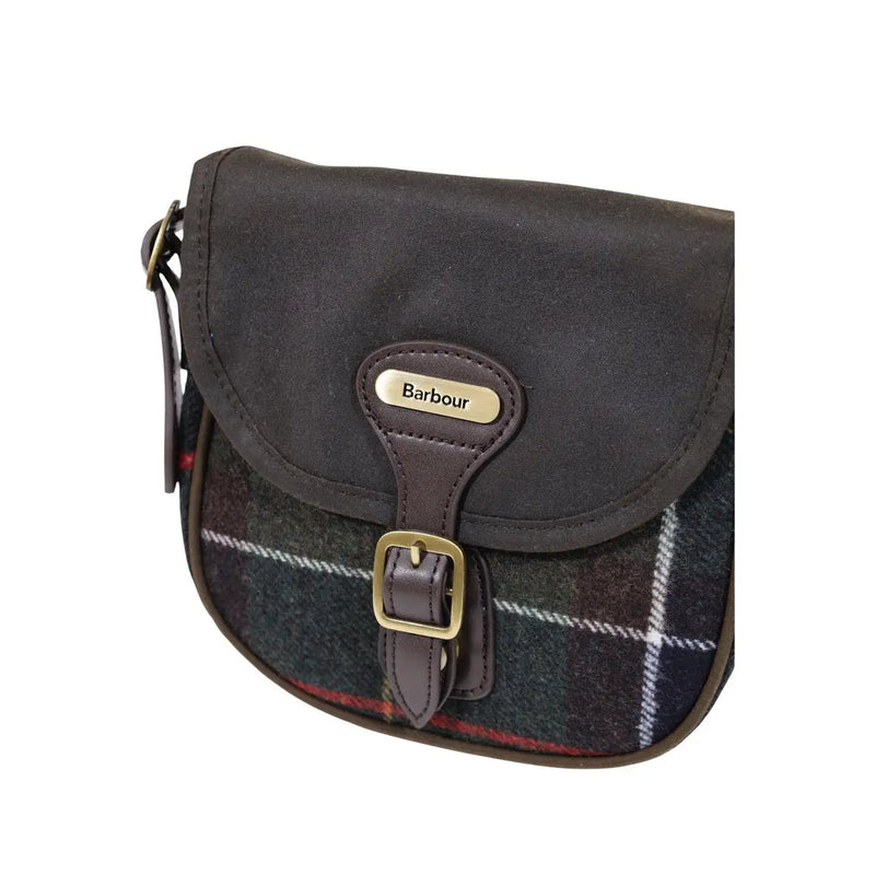 Grüne Mini-Umhängetasche von Barbour für Damen aus dunkelbraunem, gewachstem Baumwollgewebe mit Tartanmuster und Messingbeschlägen im Satteltaschen-Design.