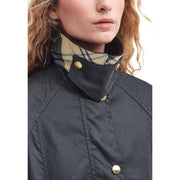 Barbour Damen-Blazer aus braunem, gewachstem Baumwollstoff in Dunkelgrau mit beige-schwarz kariertem Innenkragen und goldfarbenen Knöpfen
