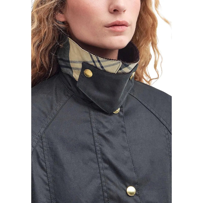 Barbour Damen-Blazer aus braunem, gewachstem Baumwollstoff in Dunkelgrau mit beige-schwarz kariertem Innenkragen und goldfarbenen Knöpfen