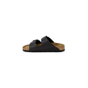 Schwarze Birkenstock Damen-Slipper, bestehend aus schwarzen Birkenstock Arizona Sandalen aus Leder mit Korkfußbett und Gummisohle.
