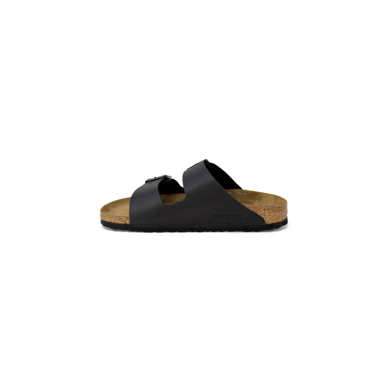 Schwarze Birkenstock Damen-Slipper, bestehend aus schwarzen Birkenstock Arizona Sandalen aus Leder mit Korkfußbett und Gummisohle.