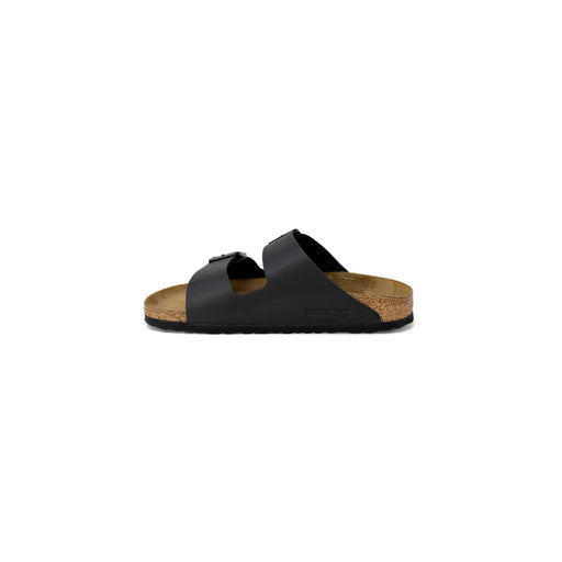 Schwarze Birkenstock Damen-Slipper, bestehend aus schwarzen Birkenstock Arizona Sandalen aus Leder mit Korkfußbett und Gummisohle.
