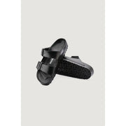Schwarze Birkenstock Arizona Sandalen mit glänzender Oberfläche und zwei verstellbaren Riemen in Damengröße 3
