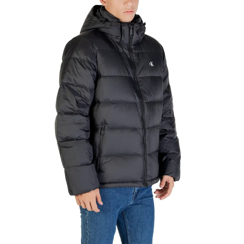 Schwarze Steppjacke mit Kapuze, abgebildet, zeigt ihr stilvolles Design.