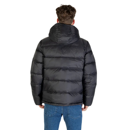 Die abgebildete schwarze Steppjacke mit Kapuze eignet sich für kaltes Wetter.