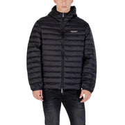 Schwarze Steppjacke mit Kapuze, angeboten auf einer Einzelhandelswebsite für stilvolle Winterkleidung