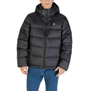 Schwarze, wattierte Jacke mit Kapuze, präsentiert an einer Schaufensterpuppe für die Herren-Winterkollektion