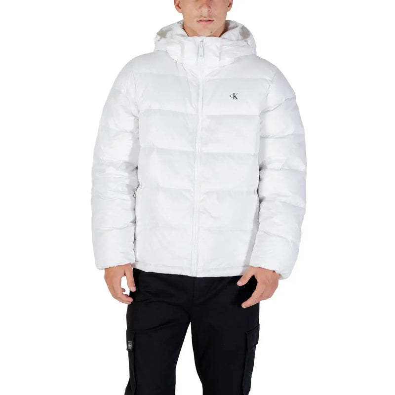 Weiße Steppjacke mit Kapuze und Calvin Klein Logo.