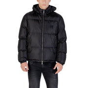 Schwarze Steppjacke mit Kapuze, ausgestellt für das Produkt „Schwarze Steppjacke mit Kapuze“.
