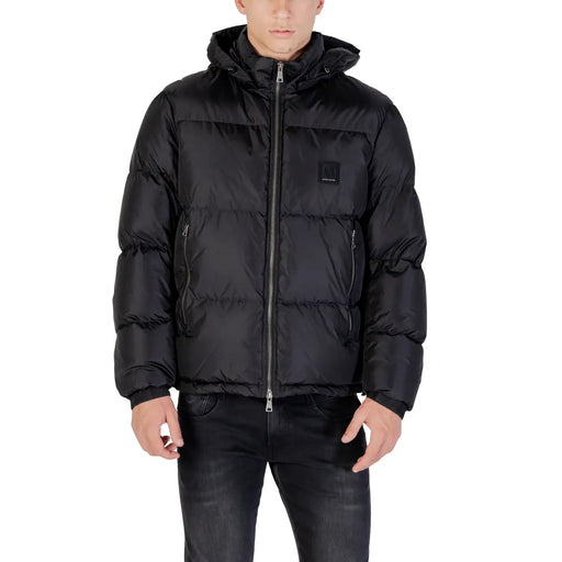 Schwarze Steppjacke mit Kapuze, ausgestellt für das Produkt „Schwarze Steppjacke mit Kapuze“.