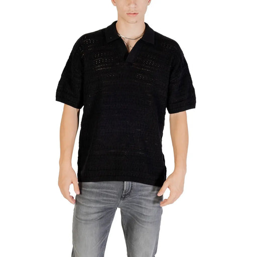 Schwarzes Strickpolohemd auf einer Produktseite abgebildet.