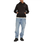 Dunkelbrauner Hoodie mit hellblauen Jeans und schwarzen Schuhen – Herrenmode für Herbst und Winter