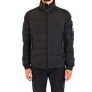 Die schwarze Steppjacke präsentiert sich als stilvolle und warme Oberbekleidungsoption für kaltes Wetter