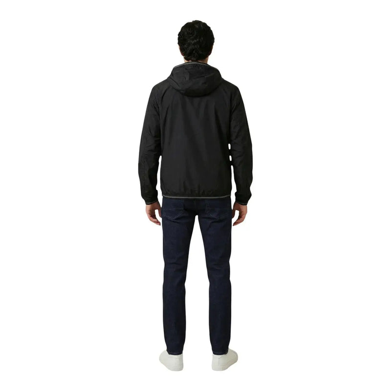 Blauer Herrenblazer mit Kapuze, schwarze Polyamidjacke mit dezentem grauen Besatz an den Nähten, von der Rückseite gesehen