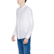 Blauer Weißes Herren-Leinenhemd mit langen Ärmeln, Stehkragen und dezenter Struktur im formellen Stil