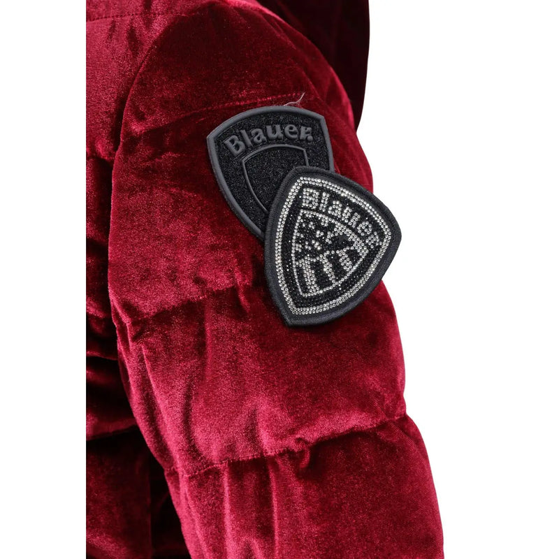 Tiefrote Samt-Daunenjacke mit schwarzen Schildaufnähern, bestickt mit blauen Motiven in Silber und Strasssteinen