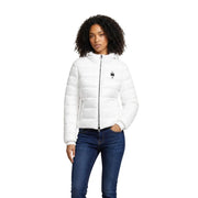 Weiße Steppjacke mit schwarzen Reißverschlussdetails, kombiniert mit einem braunen Nylonblazer mit Kapuze von blauer women