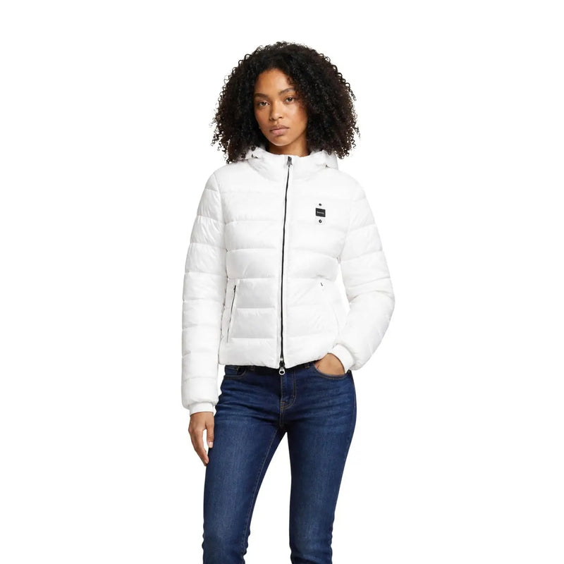 Weiße Steppjacke mit schwarzen Reißverschlussdetails, kombiniert mit einem braunen Nylonblazer mit Kapuze von blauer women