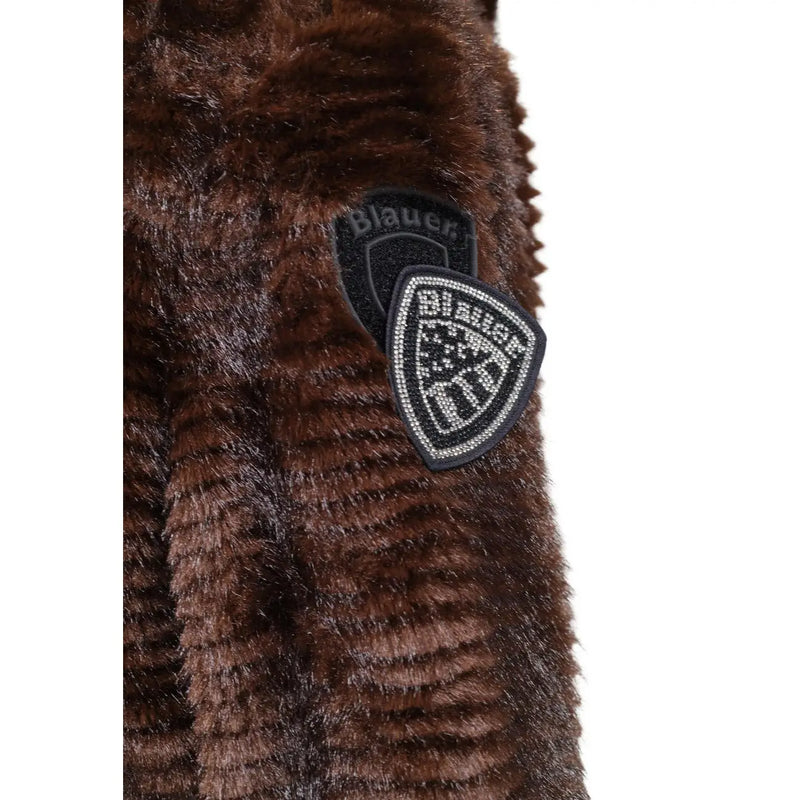 Blauer Damen-Winterblazer aus braunem Nylon mit Kapuze, dazu ein brauner Kunstpelzmantel und ein schwarzer, mit silbernen Strasssteinen bestickter Schildaufnäher.