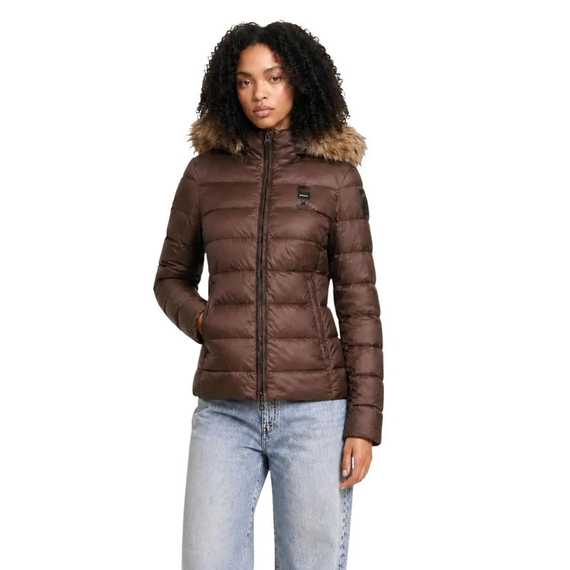 Blauer Schwarzer Damenblazer aus Nylon mit Kapuze, hier als braune Steppjacke mit pelzgefütterter Kapuze und schwarzem Reißverschluss dargestellt.