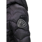 Schwarzer Nylonblazer mit Kapuze von Blauer mit gestepptem Design und mit Strasssteinen besetztem Markenlogo am Ärmel