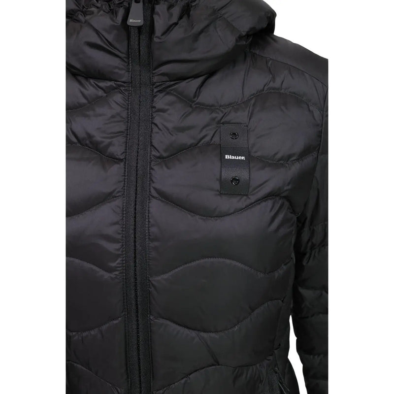 Blauer Schwarzer Damenblazer aus Nylon mit Kapuze, gestepptem Design, Frontreißverschluss und Markenlogo auf der Brust.