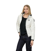 Weißer, gesteppter Nylonblazer mit Kapuze, schwarzem Besatz und kleinem Logo-Aufnäher auf der Brust von Blauer Damenkollektion