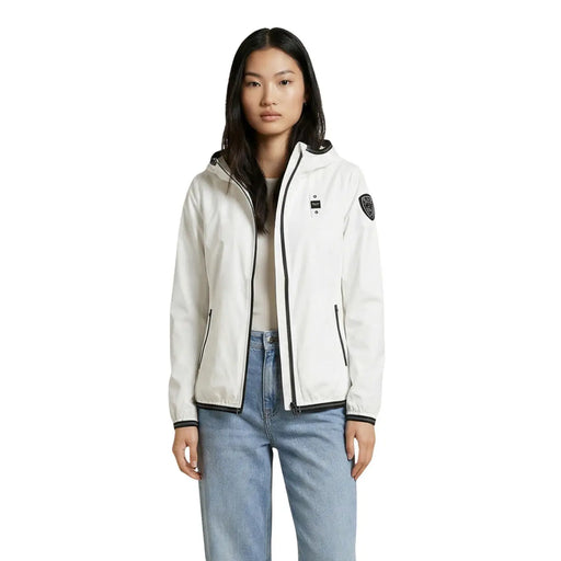 Blauer Weiße Damen-Kapuzenjacke aus Nylon-Elastan mit schwarzem Reißverschlussbesatz und kleinem Aufnäher am linken Ärmel