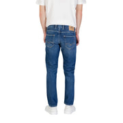 Blaue Jeans im klassischen Schnitt mit dezenter Waschung und aufgenähten Gesäßtaschen, von der Rückseite gesehen