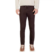 Dunkelbraune, schmal geschnittene Chino-Hose im klassischen Design, kombiniert mit einer blauen Baumwollhose von Borghese für Herren (Herbst/Winter, Größe M).