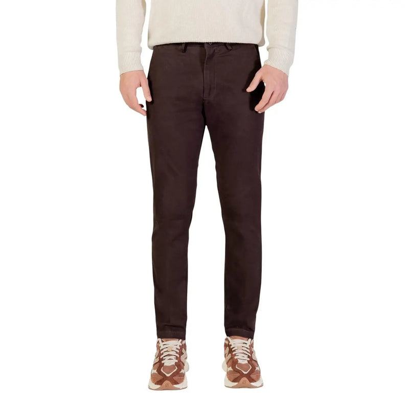 Dunkelbraune, schmal geschnittene Chino-Hose im klassischen Design, kombiniert mit einer blauen Baumwollhose von Borghese für Herren (Herbst/Winter, Größe M).