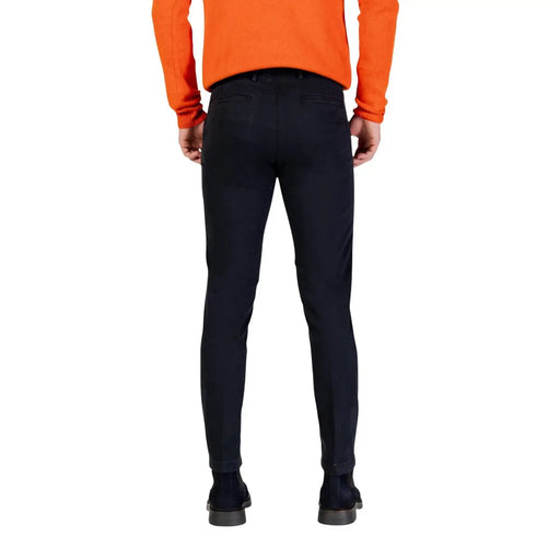 Schwarzer Slim-Fit Borghese Herrenhose aus glattem, hochwertigem Stoff mit klassischen Gesäßtaschen, von der Rückseite gesehen