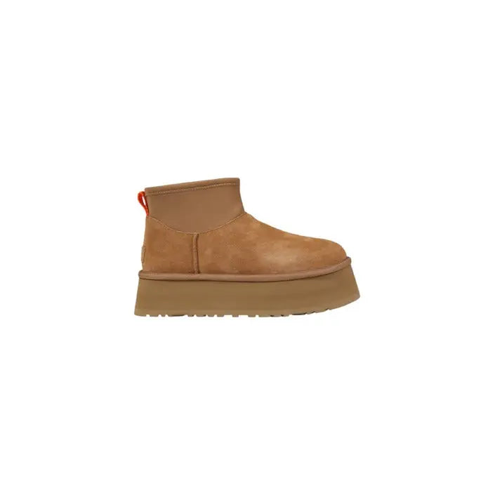 Braune UGG-Plateau-Stiefel werden vor einem neutralen Hintergrund zur Produktpräsentation präsentiert.