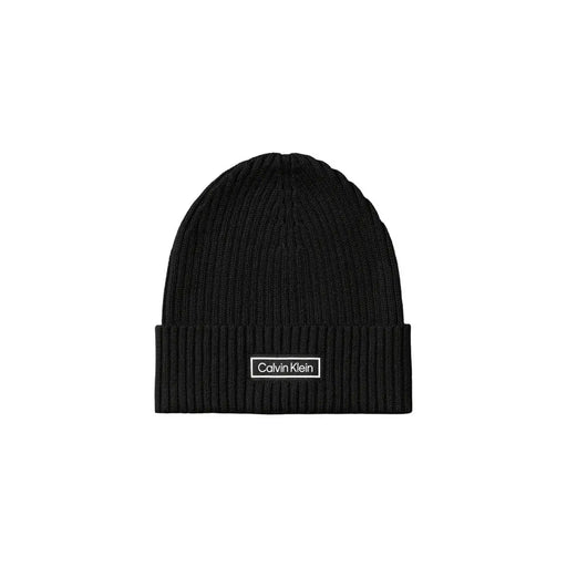Schwarze Calvin Klein Mütze mit weißem Logo.