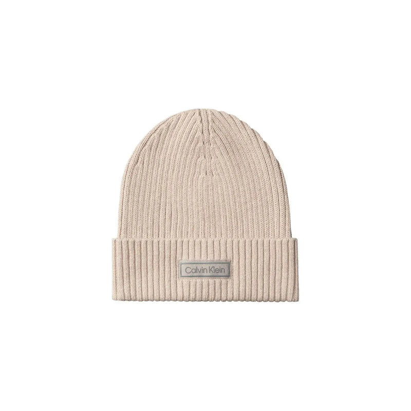 Beige gerippte Calvin Klein Mütze mit Logoaufnäher.