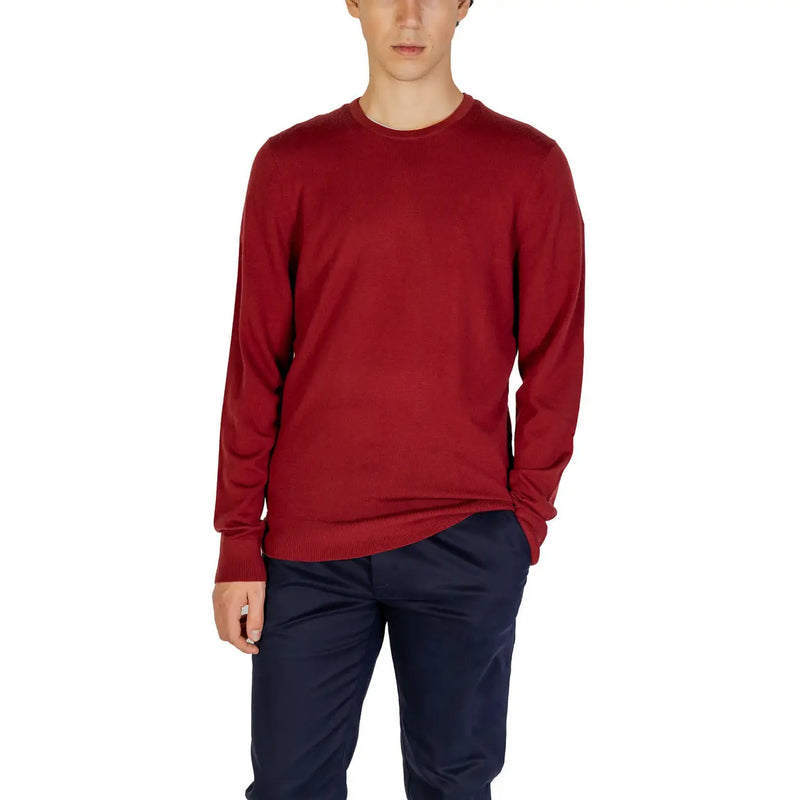 Red long-sleeved crew neck t-shirt with ribbed cuffs and hem, made of cotton.