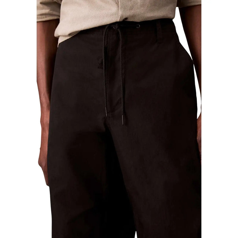 Calvin Klein Jeans Schwarze Herrenhose aus Baumwoll-Nylon mit Kordelzug im Bund und lockerer Passform, dezenter Struktur