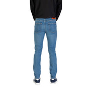 Calvin Klein Herrenjeans, blaue Denim-Jeans mit geradem Bein und orangefarbenem Leder-Markenpatch am Bund, Ansicht von hinten