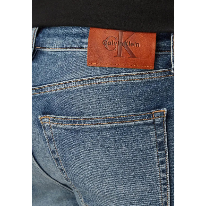 Rückansicht einer blauen Stretch-Jeans von Calvin Klein mit braunem Leder-Markenpatch am Bund aus Baumwollmischgewebe