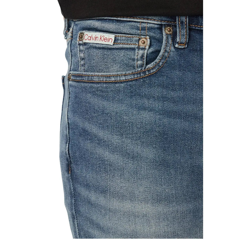 Rückseite von blau Calvin Klein Herren-Stretch-Jeans aus Baumwollmischgewebe mit weißem Markenetikett