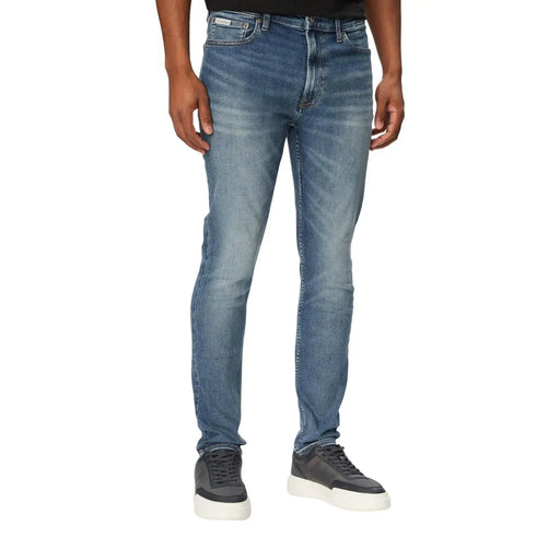 Rückansicht von Calvin Klein Jeans Blaue Herren-Stretchjeans in schmaler Passform mit verwaschenem Look und Markenpatch am Bund.